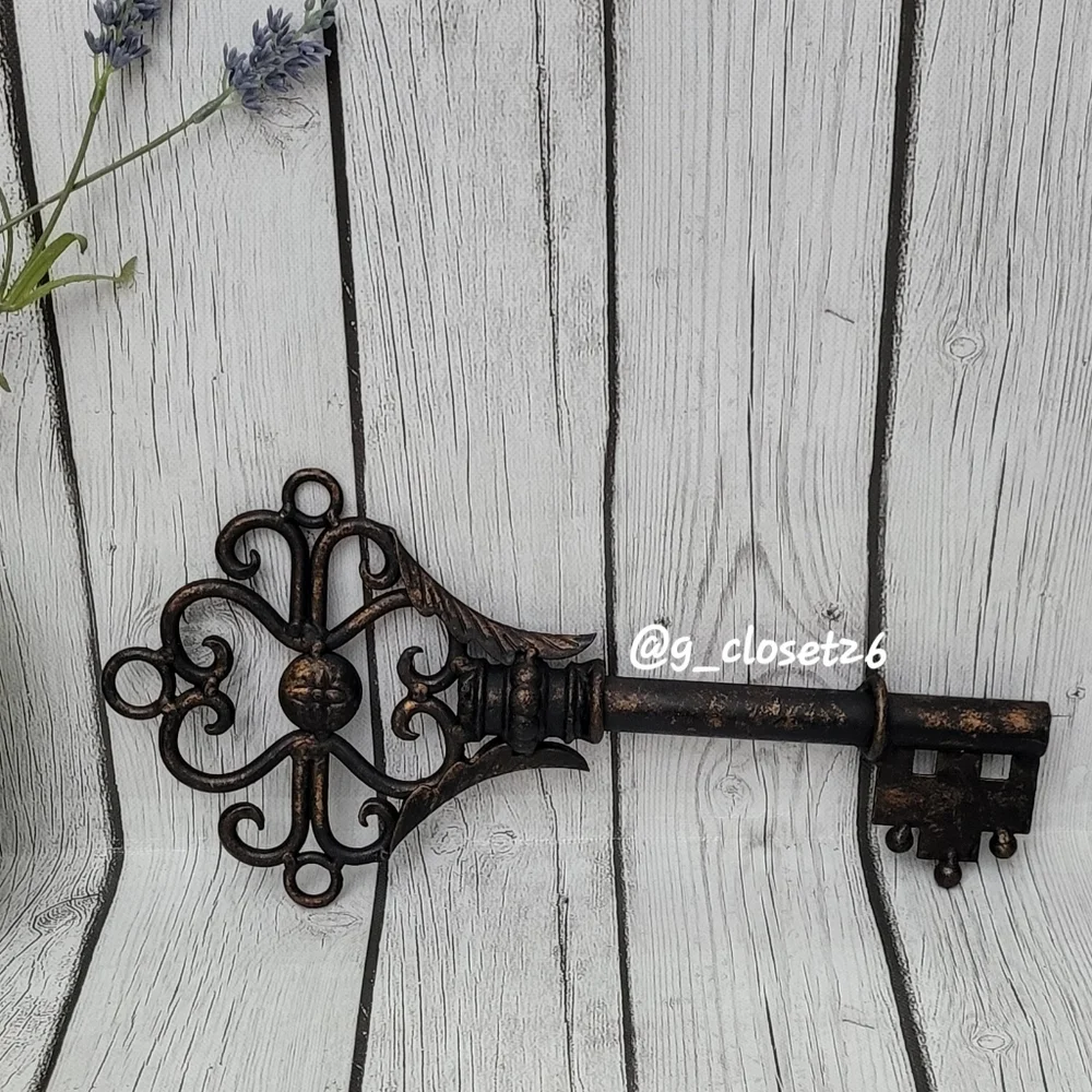 Antique Finish Bronze Cast Iron Skeleton Key Wall Decor